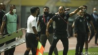 Tim Sulut protes kepada asisten wasit karena terlalu lama membiarkan tim medis untuk masuk ke dalam lapangan.
