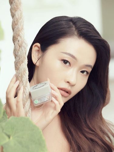 Ilustrasi perempuan dengan produk Whitening Daily BB Cream