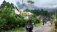 Pagi Ini Gunung Semeru Kembali Erupsi, Warga Panik