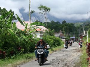 Pagi Ini Gunung Semeru Kembali Erupsi, Warga Panik