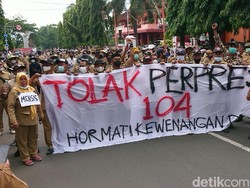 Perangkat Desa di Trenggalek Unjuk Rasa, Tuntut Presiden Cabut Perpres 104/2021