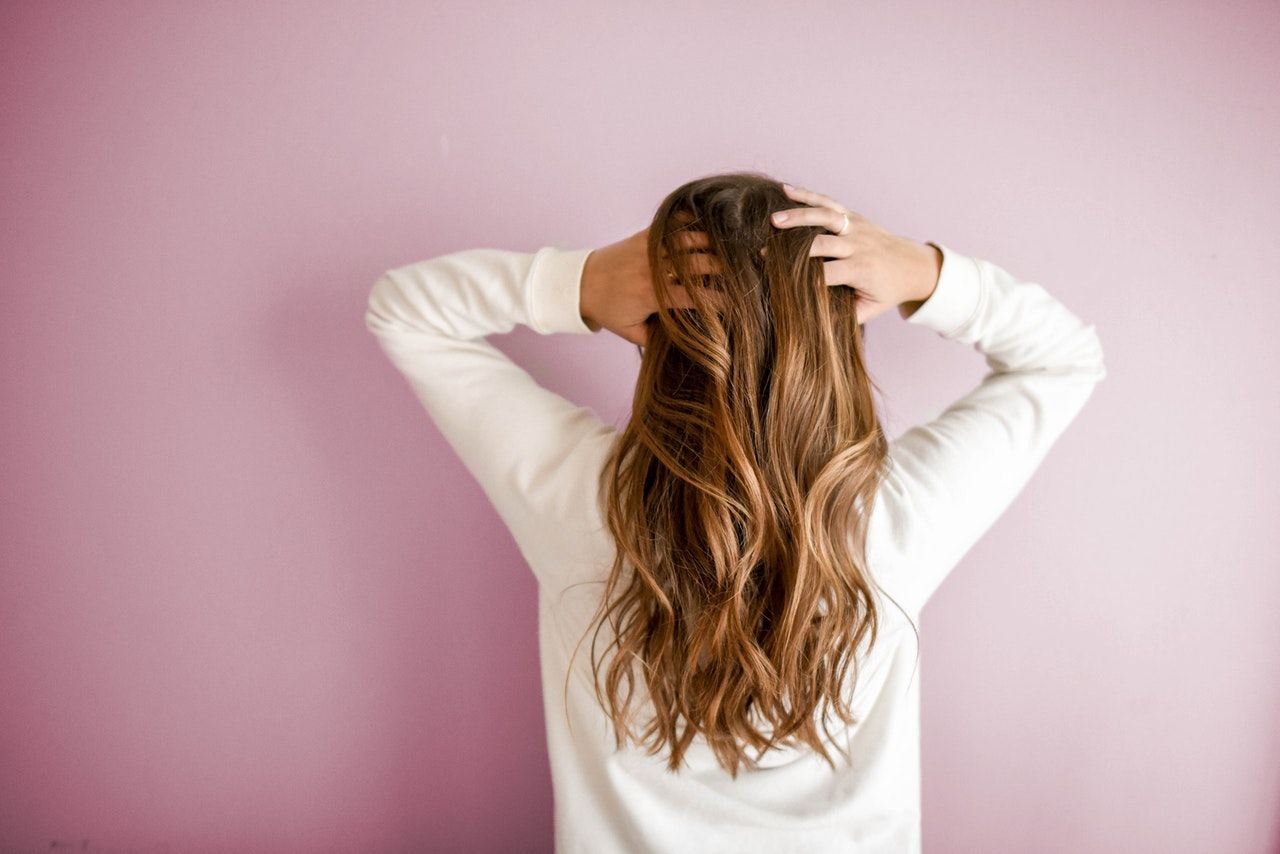 Rambut bisa menjadi titik semprot parfum agar tahan lama