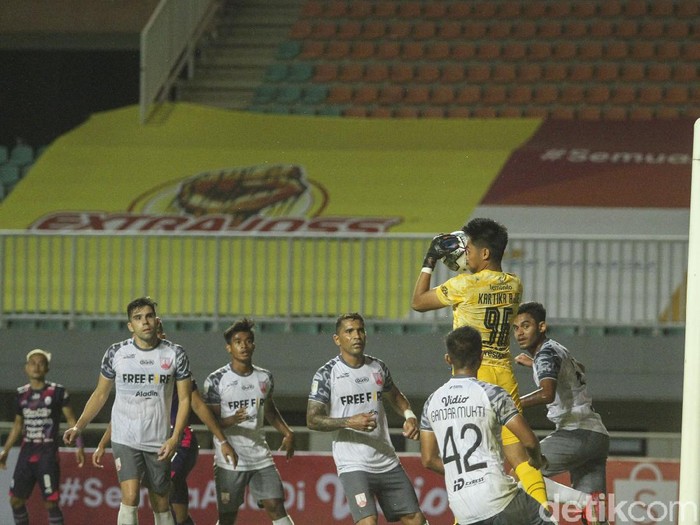 Rans Cilegon berhasil mengalahkan Persis Solo dengan skor 4-3 pada laga pertama babak 8 besar Liga 2 2021.