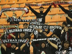 Suporter Persis terus memberikan dukungan kepada tim kesayangannya.