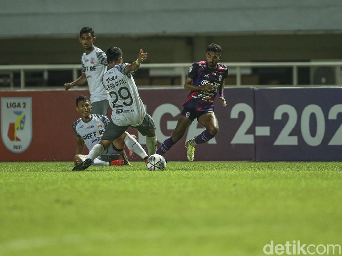 Rans Cilegon berhasil mengalahkan Persis Solo dengan skor 4-3 pada laga pertama babak 8 besar Liga 2 2021.