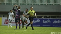 Rans sudah membuka keunggulan 1-0 saat laga baru berjalan 9 menit. Striker gaek Cristian Gonzales sukses menanduk umpan silang yang dikirim Asri Akbar.