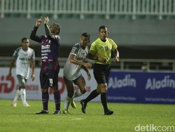 Rans sudah membuka keunggulan 1-0 saat laga baru berjalan 9 menit. Striker gaek Cristian Gonzales sukses menanduk umpan silang yang dikirim Asri Akbar.
