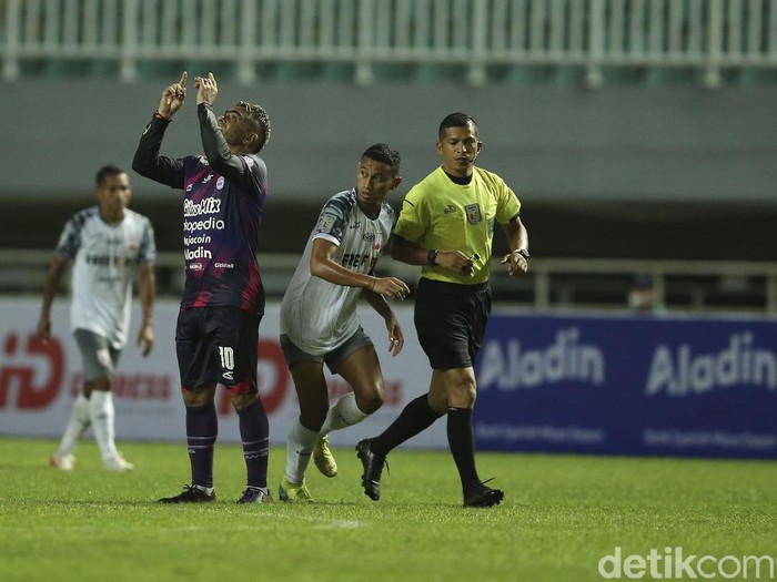Rans Cilegon berhasil mengalahkan Persis Solo dengan skor 4-3 pada laga pertama babak 8 besar Liga 2 2021.