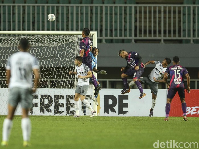 Rans Cilegon berhasil mengalahkan Persis Solo dengan skor 4-3 pada laga pertama babak 8 besar Liga 2 2021.