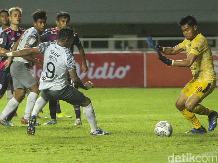 Rans Cilegon berhasil mengalahkan Persis Solo dengan skor 4-3 pada laga pertama babak 8 besar Liga 2 2021.