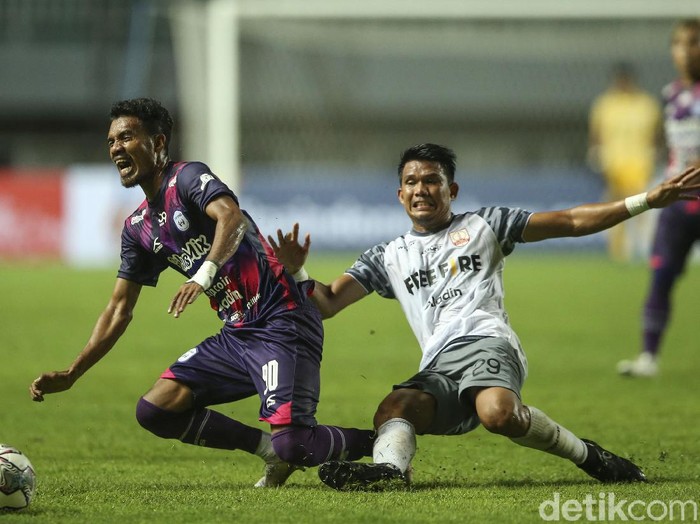 Rans Cilegon berhasil mengalahkan Persis Solo dengan skor 4-3 pada laga pertama babak 8 besar Liga 2 2021.