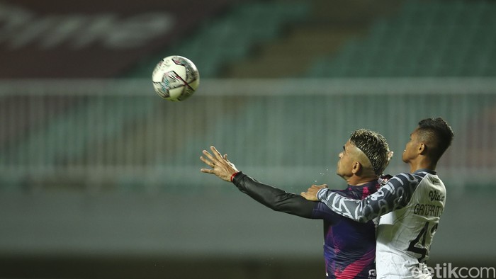 Rans Cilegon berhasil mengalahkan Persis Solo dengan skor 4-3 pada laga pertama babak 8 besar Liga 2 2021.