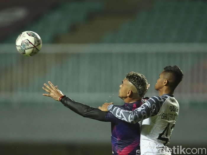 Rans Cilegon berhasil mengalahkan Persis Solo dengan skor 4-3 pada laga pertama babak 8 besar Liga 2 2021.