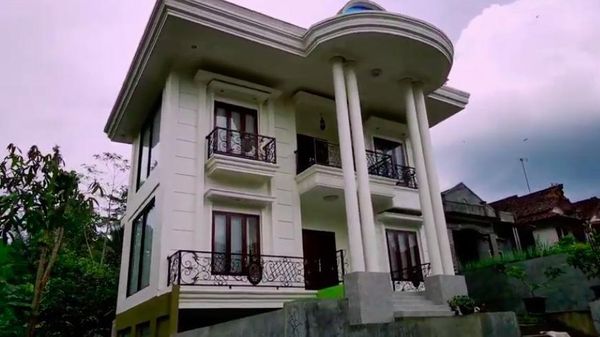 10 Potret Rumah Mewah Pedagang di Desa Cilacap, Ada yang Bak Istana