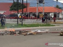 Protes Kematian Kepala Kampung, Warga Blokade Jalur Trans Papua Barat