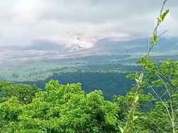 Kunjungan Wapres ke Semeru Batal Akibat Luncuran Awan Panas