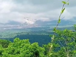 Semeru Kembali Luncurkan Awan Panas Saat Kedatangan Wapres