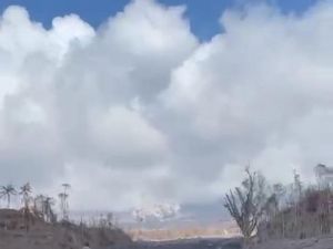 Gunung Semeru Kembali Erupsi, Relawan Ditarik Mundur Sementara