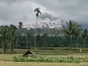 Wapres Batal Datang Saat Semeru Kembali Erupsi hingga Banjir Lahar Menerjang Wapres Batal Datang Saat Semeru Kembali Erupsi hingga Banjir Lahar Menerjang
