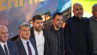 Selain Laporta, antara lain ada Xavi dan Pep Guardiola yang ikut menemani Aguero dalam pengumumannya itu. (Foto: AP/Emilio Morenatti)