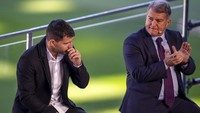 Laporta juga menguatkan Aguero yang tampak sangat penuh emosi. (Foto: AP/Emilio Morenatti)