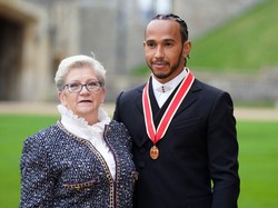 Lewis Hamilton Resmi Dianugerahi Gelar Sir oleh Kerajaan Inggris