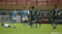 PSMS bermain dengan 10 pemain di menit ke-24. Joko Susilo mendapat kartu merah dari wasit.