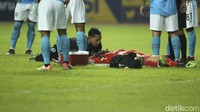 Sulut United tidak mengendurkan serangan di babak kedua. Insiden terjadi di menit ke-69 ketika kiper Sulut United, Ferry Bagus, berduel udara dengan Rachmad Hidayat. 