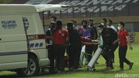 Ferry tergeletak di lapangan, hingga harus dibawa keluar lapangan menggunakan ambulans.