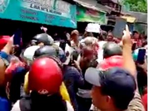 Hinaan Pria Sulsel soal Kelamin Wanita Bikin Emak-emak Turun ke Jalan Hinaan Pria Sulsel soal Kelamin Wanita Bikin Emak-emak Turun ke Jalan