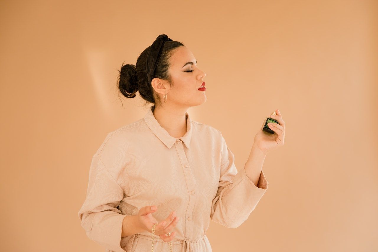 Titik semprot parfum agar aroma lebih tahan lama/ Foto: Pexels/ RODNAE Productions