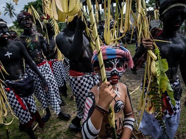 Tradisi Mewarnai Diri Untuk Mengusir Roh Jahat di Bali