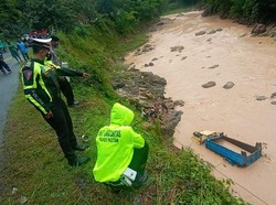 Sebuah Truk Tercebur Sungai di Pacitan, Dua Orang Tewas