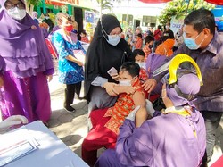 Cerita Walkot Kediri Tenangkan Siswa Kelas 1 SD Saat Disuntik Vaksin