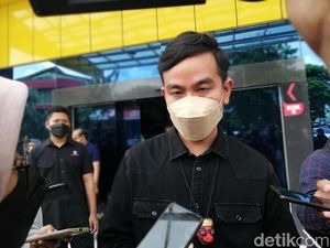 Walkot Solo Gibran Kembali Ngantor Usai Isoman Sepekan Walkot Solo Gibran Kembali Ngantor Usai Isoman Sepekan