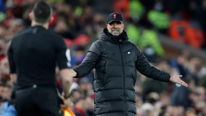 LIVERPOOL, ENGLAND - DECEMBER 16: Juergen Klopp, Manager of Liverpool gestures during the Premier League match between Liverpool and Newcastle United at Anfield on December 16, 2021 in Liverpool, England. (Photo by Clive Brunskill/Getty Images)