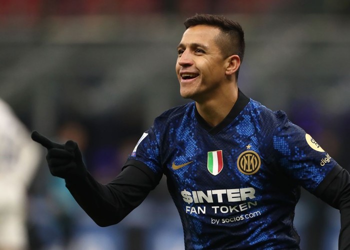 MILAN, ITALY - DECEMBER 12: Alexis Sanchez of FC Internazionale celebrates his goal during the Serie A match between FC Internazionale and Cagliari Calcio at Stadio Giuseppe Meazza on December 12, 2021 in Milan, Italy. (Photo by Marco Luzzani/Getty Images)