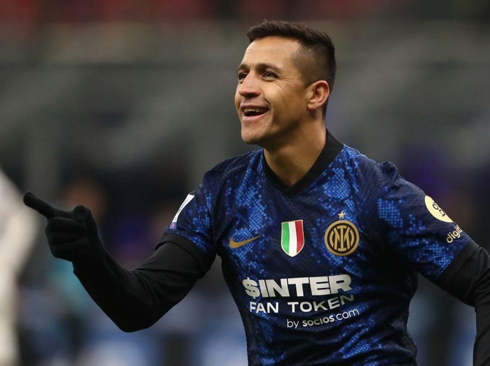 MILAN, ITALY - DECEMBER 12: Alexis Sanchez of FC Internazionale celebrates his goal during the Serie A match between FC Internazionale and Cagliari Calcio at Stadio Giuseppe Meazza on December 12, 2021 in Milan, Italy. (Photo by Marco Luzzani/Getty Images)