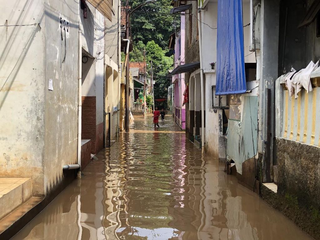 Kali Pesanggrahan Meluap, 4 RT di Pondok Pinang Jaksel Kebanjiran