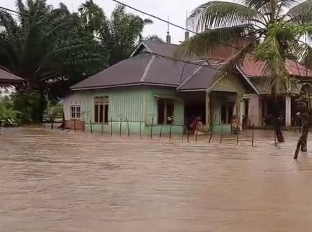 Permukiman di Pesisir Selatan Sumbar Terendam Banjir 1,5 Meter