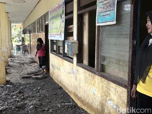 Banjir Disertai Lumpur-Batu Terjang Bangunan Sekolah di Polman Sulbar