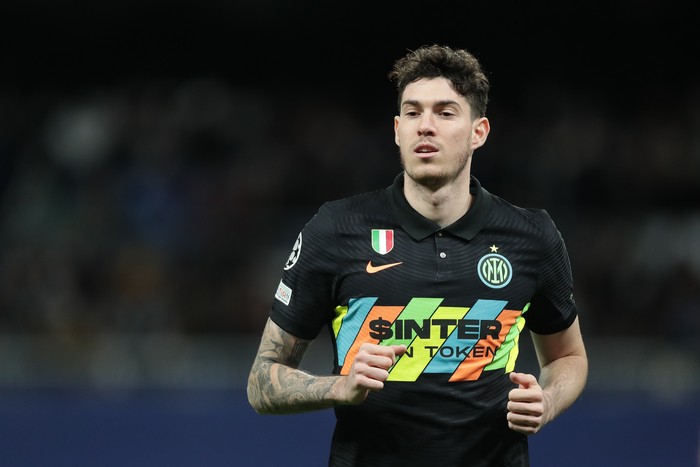 MADRID, SPAIN - DECEMBER 07: Alessandro Bastoni of FC Internazionale Milano in action during the UEFA Champions League group D match between Real Madrid and FC Internazionaleat Estadio Santiago Bernabeu on December 07, 2021 in Madrid, Spain. (Photo by Gonzalo Arroyo Moreno/Getty Images)