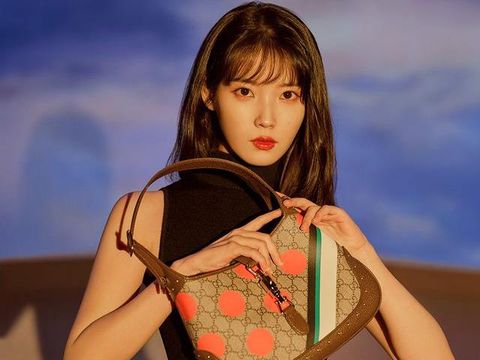 Brand Ambassador Gucci, IU, membawakan koleksi tas terbaru dari Gucci untuk musim liburan ini / foto: instagram.com/voguekorea