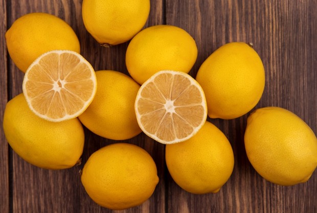 Buah Lemon/Foto: freepik/stockking Selain karena mudah didapat, buah lemon memiliki banyak manfaat dalam dunia kecantikan, salah satu fungsinya untuk pernghapus cat kuku.