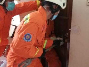 Momen Petugas Damkar Evakuasi Bocah Terkunci di Kamar Mandi