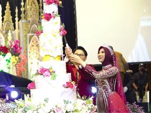 Hiks! Kue Pernikahan Danang DA dengan Dokter Cantik di Pesta Unduh Mantu Jatuh
