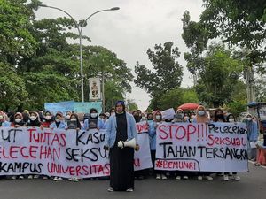 Mahasiswa Demo Tuntut Dekan FISIP Unri Tersangka Kasus Pencabulan Ditahan