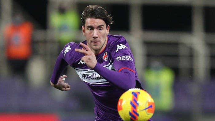 FLORENCE, ITALY - DECEMBER 15: Dusan Vlahovic of ACF Fiorentina in action during the Coppa Italia match between Fiorentina and Benevento at Artemio Franchi on December 15, 2021 in Florence, Italy.  (Photo by Gabriele Maltinti/Getty Images)