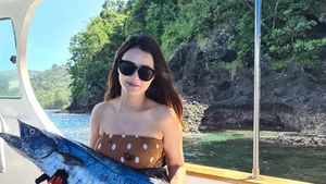 10 Momen Adelia Zizi Saat Hangout di Kafe hingga Mancing Ikan