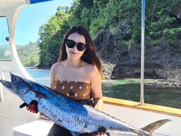 10 Momen Adelia Zizi Saat Hangout di Kafe hingga Mancing Ikan